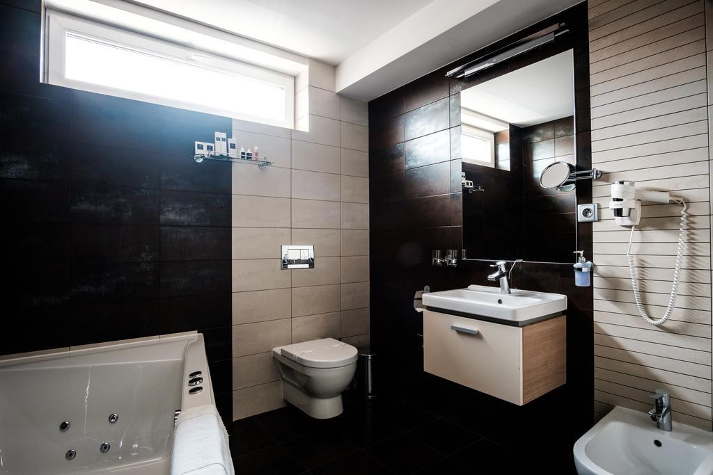 Hotel Deluxe With Free Wellness And Fitness Centrum Nitra Esterno foto